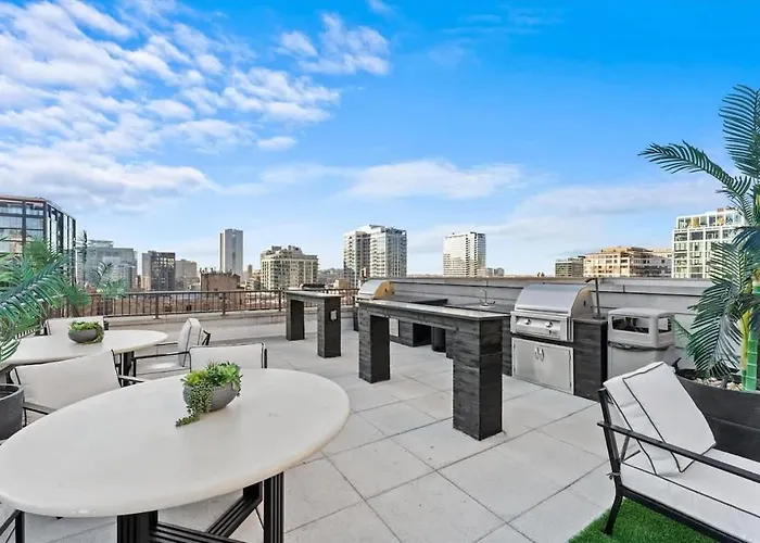 Boulevard Walk Everywhere 5 Mins To Magnificent Mile River North 04 Apartment